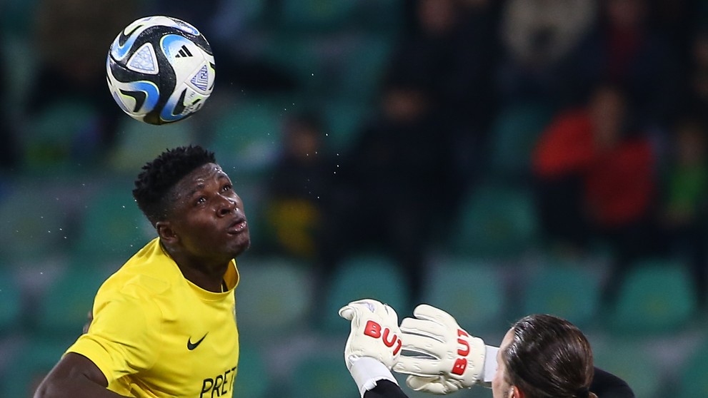 Na snímke zľava v súboji o loptu Eric Bile (Žilina) a brankár Richard Ludha (Podbrezová).