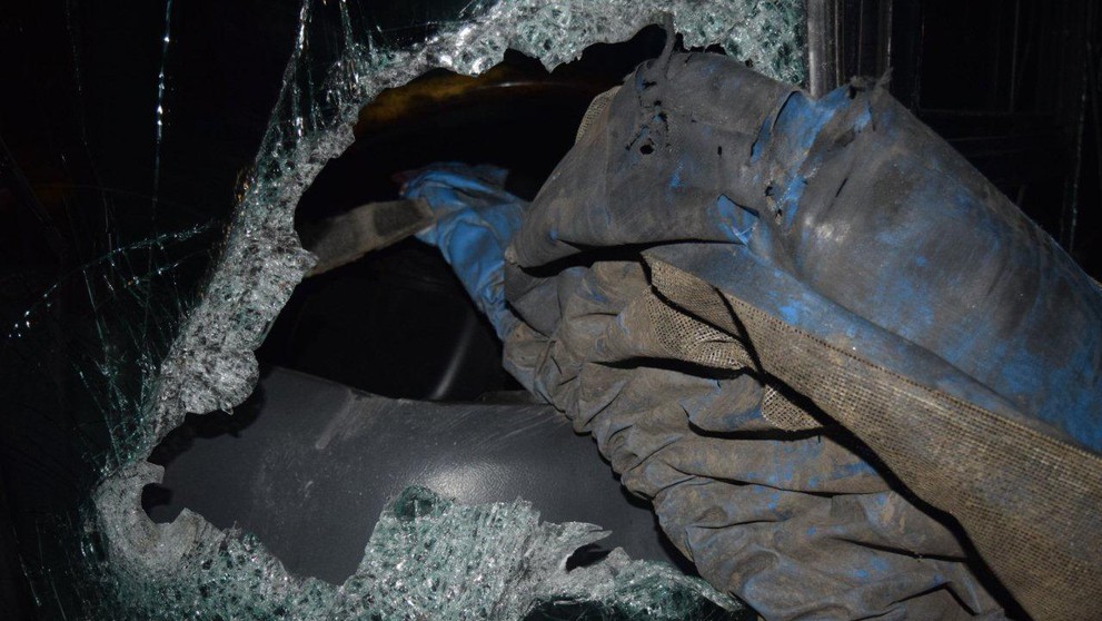 Vypadnutá tyč zasiahla vodiča autobusu.