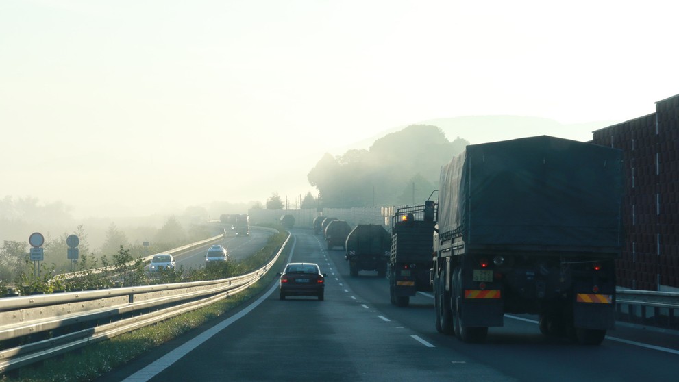 Presun vojenskej techniky na ceste medzi Sereďou a Lešťou