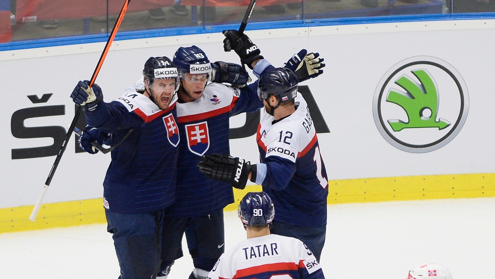 Tomáš Surový (uprostred) sa teší so spoluhráčmi po strelení úvodného gólu v zápase Slovensko-Nórsko.