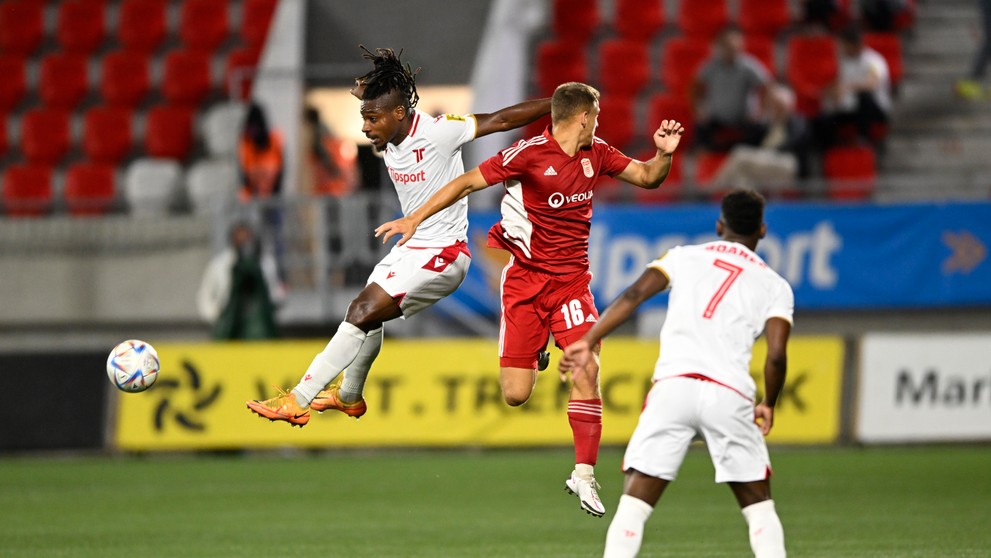 Zľava Kingsley Madu (Trenčín), Adam Hanes (Banská Bystrica) a Eynel Domingos (Trenčín) v zápase 8. kola Fortuna ligy.