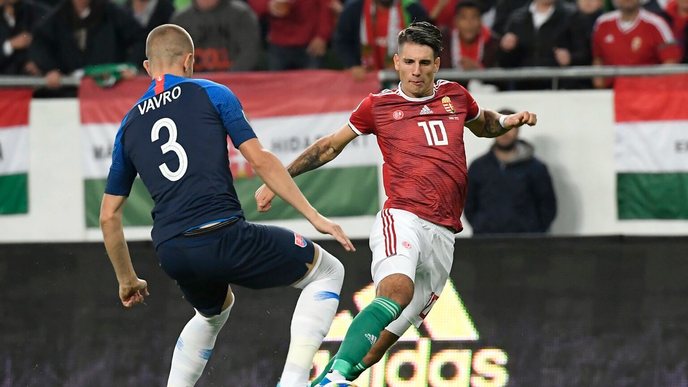 Zľava Nemci Serge Gnabry a Marcel Halstenberg oslavujú gól v kvalifikácii ME 2020 na pôde Severného Írska.