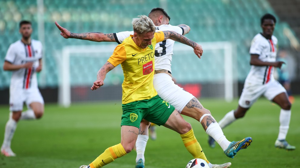 Uprostred zľava Samuel Ďatko (Žilina) a Erik Daniel (Trnava) bojujú o loptu v 7. kole nadstavby Niké ligy.