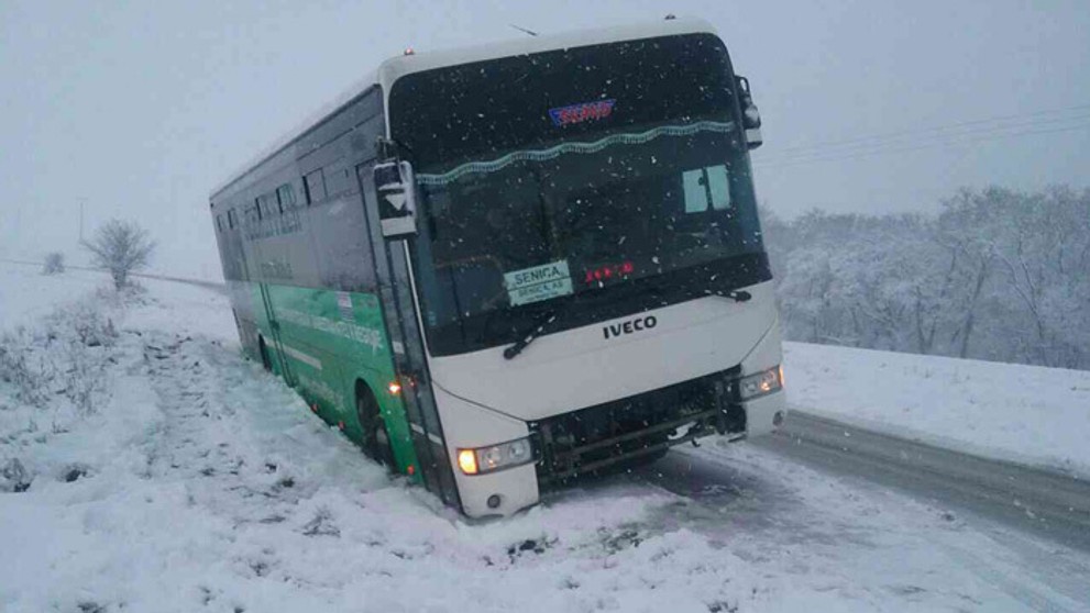 Dve autá skončili v priekope.