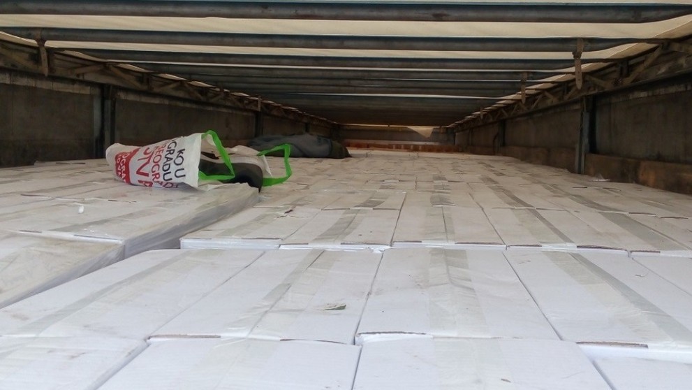 Kamión, ktorému migranti prerezali plachtu.