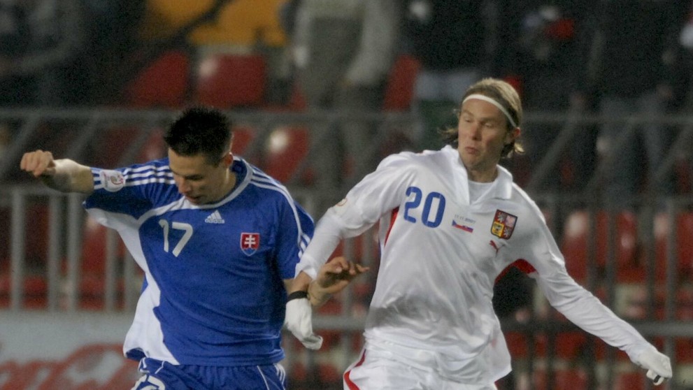 Marek Hamšík v súboji so Slavom Plašilom v zápase futbalovej kvalifikačnej D skupine na EURO 2008 medzi domácim Českom a Slovens