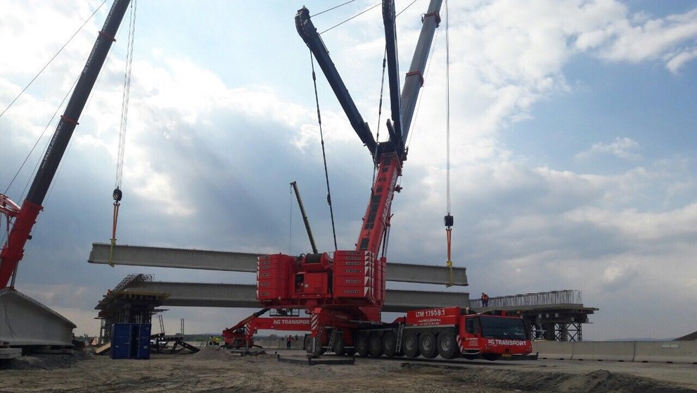 Výstavba nadjazdu nad D1 pri obci Blatné.