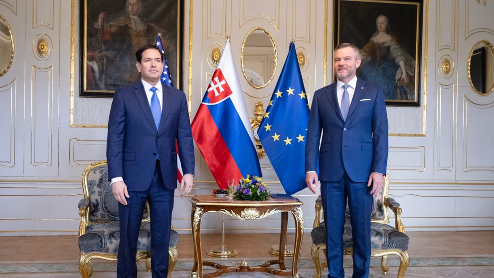 Prezident SR Peter Pellegrini (vpravo) a americký minister zahraničných vecí Marco Rubio (vľavo) počas prijatia v Prezidentskom paláci.