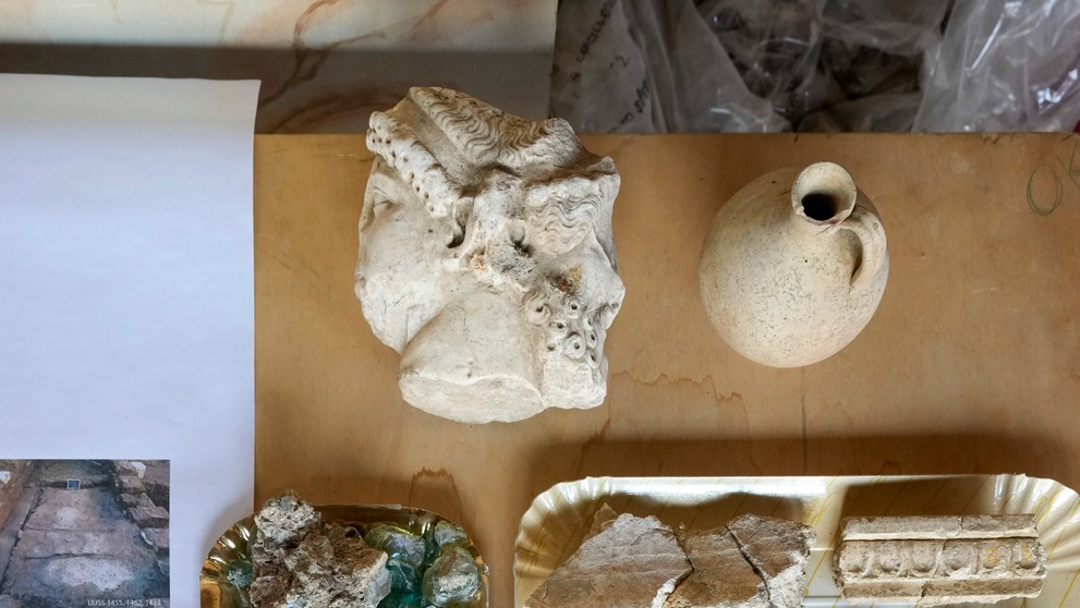 Rímske artefakty z 1. storočia n. l. pochádzajúce z vykopávok Nerovho divadla