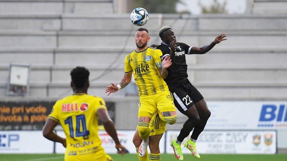 Na snímke uprostred Erik Pačinda (Košice), vpravo Hilary Gong Chuhwak (Trenčín).