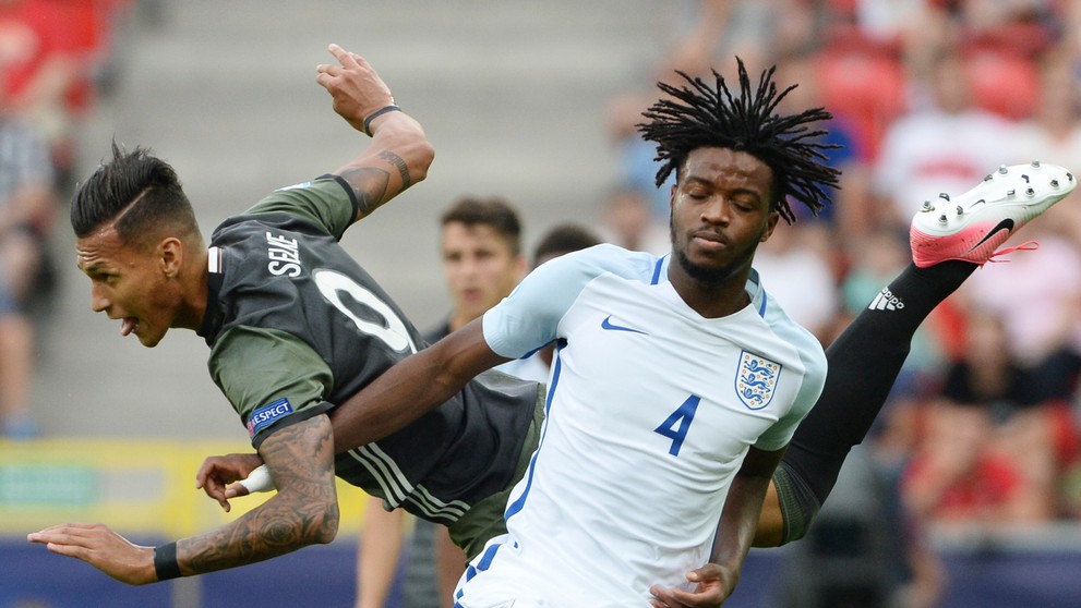 V zaujímavej momentke Nemec Davie Selke (vľavo) a Angličan Nathaniel Chalobah v semifinále ME 21.