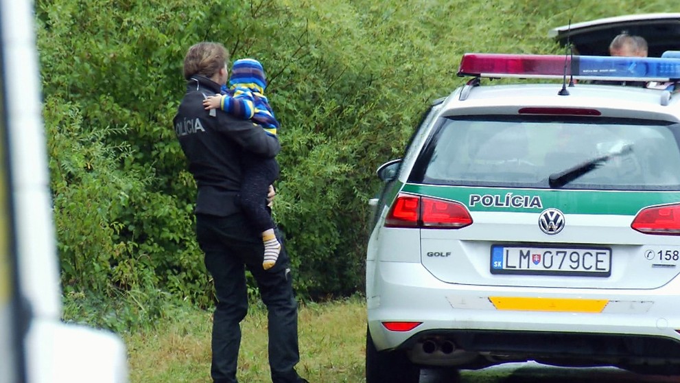 Hasiči vyslobodzujú muža.