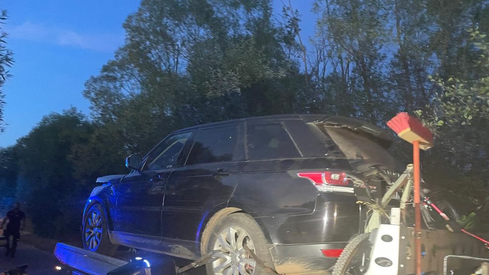 Odťahová služba odváža auto z miesta činu