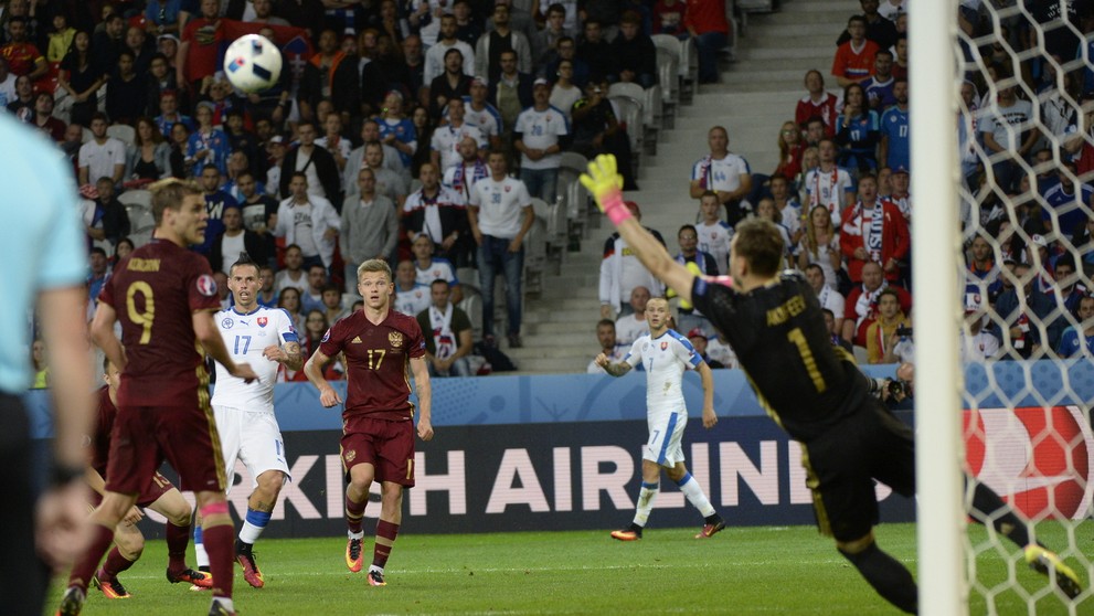 Hamšíkova presná strela sa odrazila od tyče do brány.