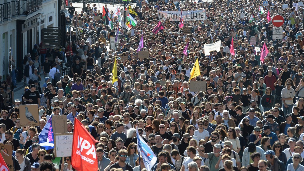 Demonštranti pochodujú počas protestu odborárov proti úsporným opatreniam vlády v meste Nantes.