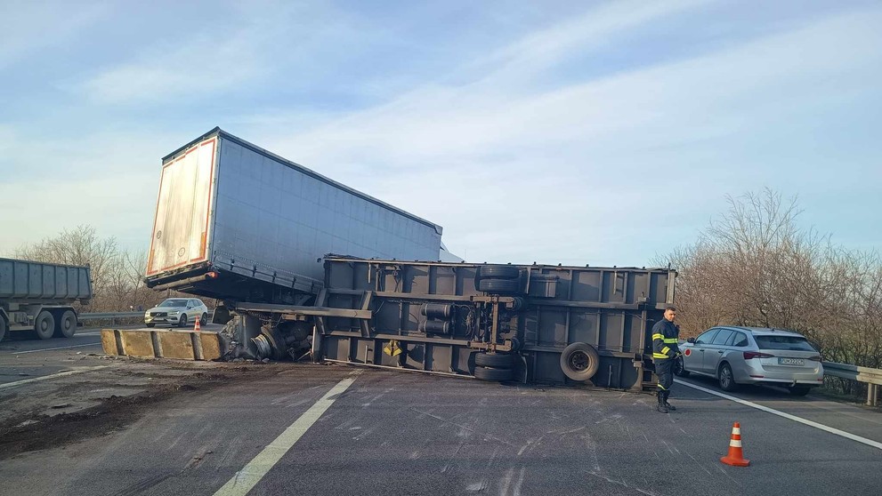 Nehoda kamióna na D1