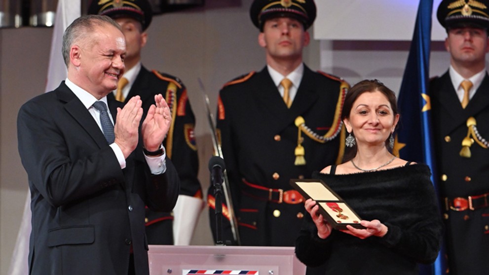 Hasiči zasahujú pred indickým a francúzskym konzulátom v Melbourne.