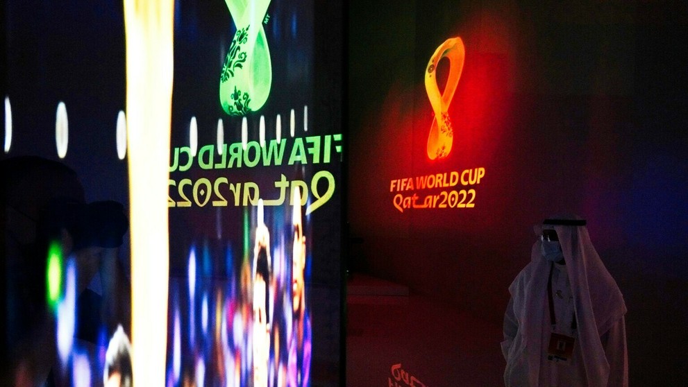 Návštevník si prezerá pavilón Kataru.