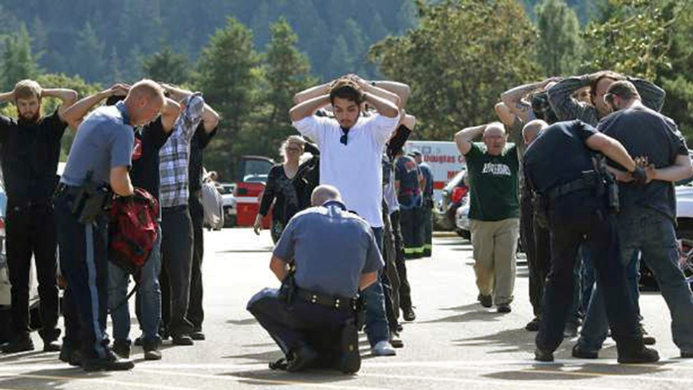 Policajti prehľadávajú študentov po streľbe na škole Umpqua Community College v Oregone.