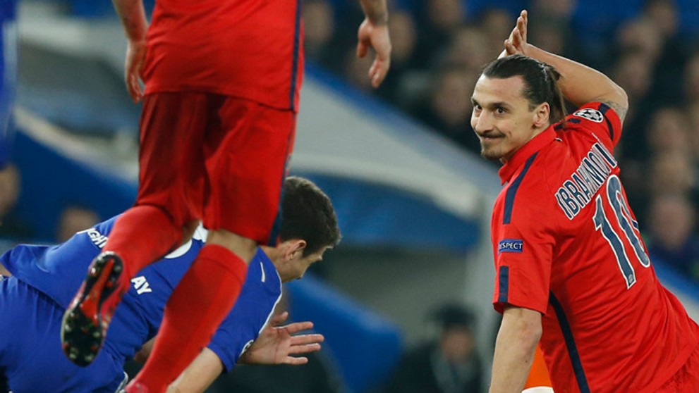 Zlatan Ibrahimovič (PSG), ktorý v snahe získať loptu v sklze neúmyselne zasiahol Oscara. Dostal červenú.