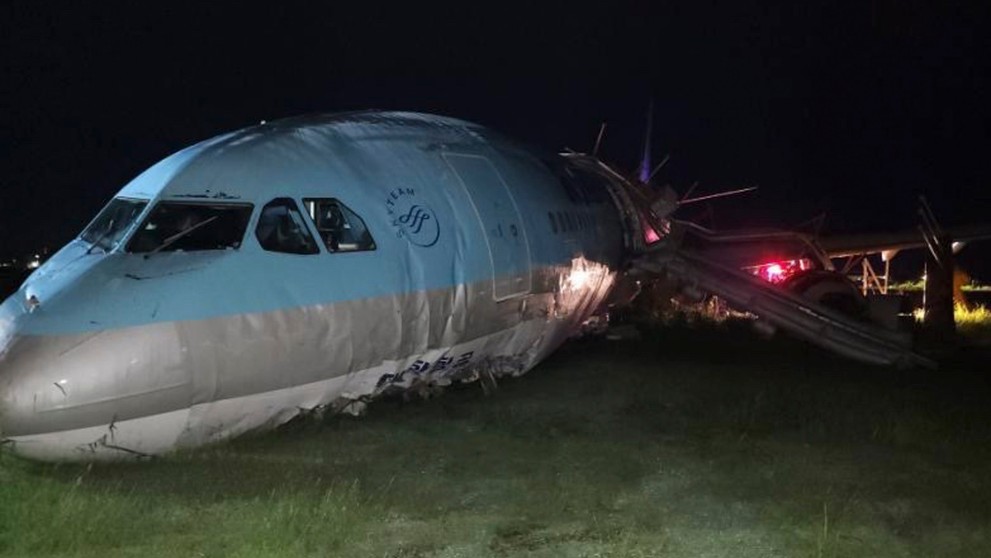 Poškodené lietadlo po incidente.