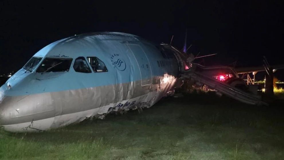 Poškodené lietadlo po incidente.