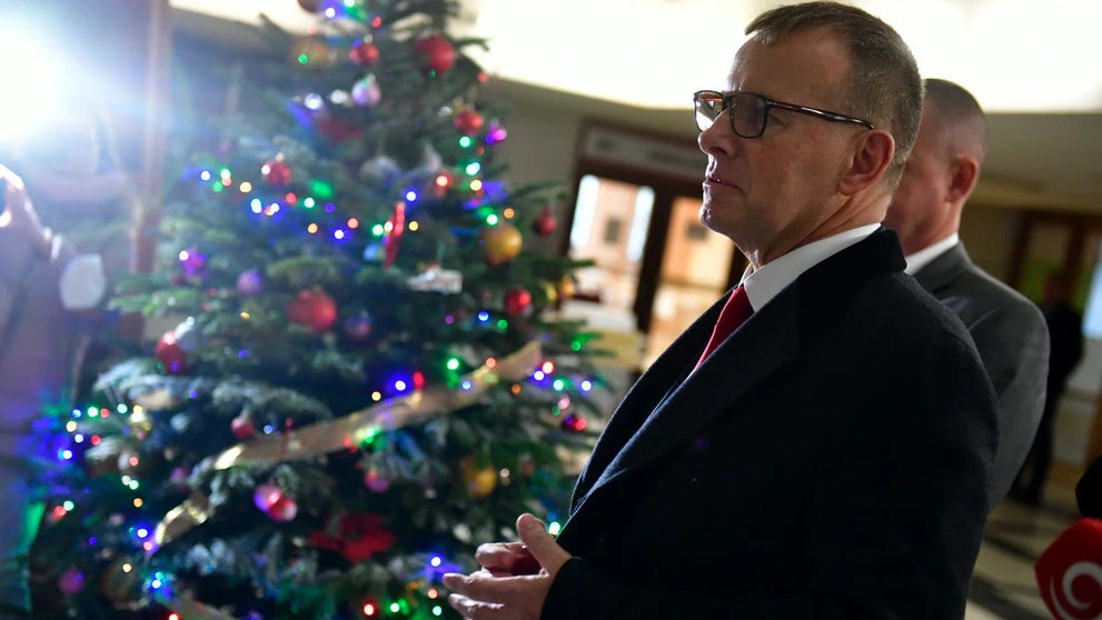 Predseda Národnej rady SR Boris Kollár (vpravo) hovorí počas návštevy zdravotníkov slúžiacich v Univerzitnej nemocnici Bratislava.