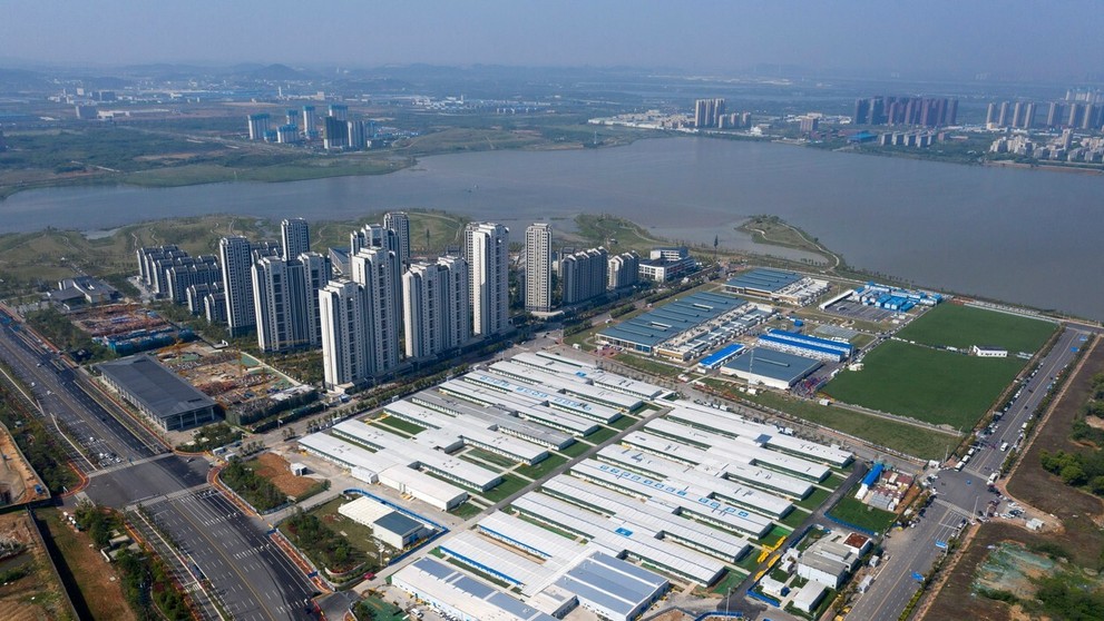 Postele pre pacientov s ľahkými príznakmi ochorenia COVID-19 v tržnici v centre Belehradu. (24. marec 2020)