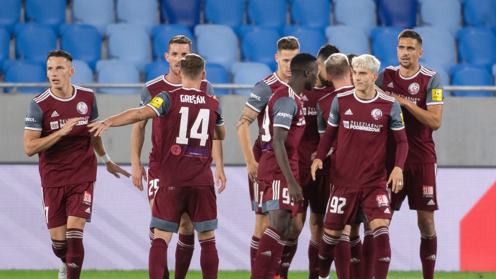 Na snímke futbalisti Podbrezovej sa tešia z gólu