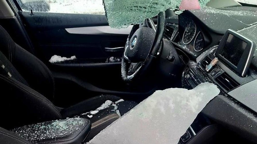 Kus ľadu prerazil čelné sklo.