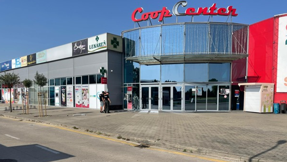 Z budovy obchodného centra v Dunajskej Lužnej vytrhli bankomat.