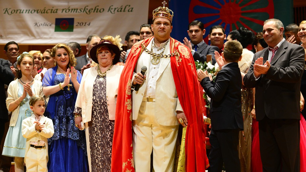 Rómsky kráľ Róbert Botoš pri korunovácii v roku 2014