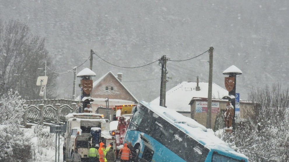 Nehoda autobusu v obci Valaská Dubová.