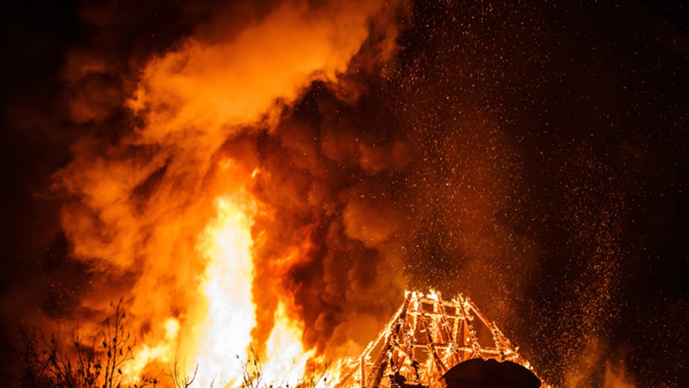 Plamene šľahajú zo strechy budovy Univerzity Pavla Jozefa Šafárika v Košiciach.