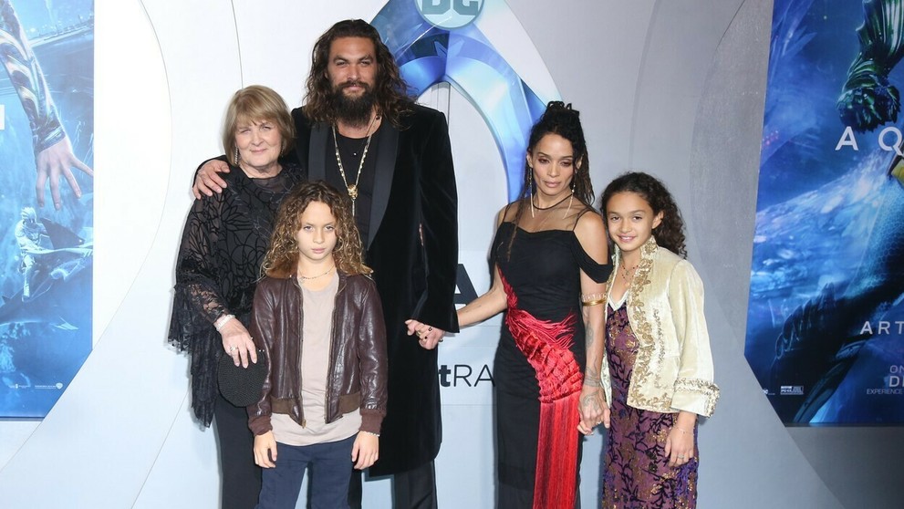 JAson Momoa s mamou, deťmi a manželkou Lisou Bonet na premiére Aquamana.