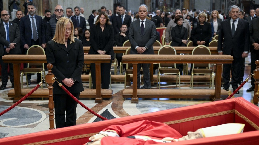 Talianska premiérka Giorgia Meloniová vzdáva hold pápežovi Františkovi. (2)