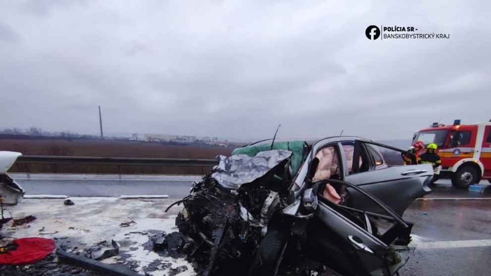 Po čelnej zrážke zomrel vodič.