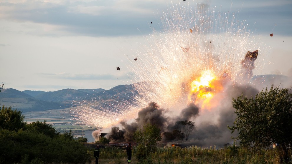 Sklad so zábavnou pyrotechnikou rozmetala séria výbuchov.