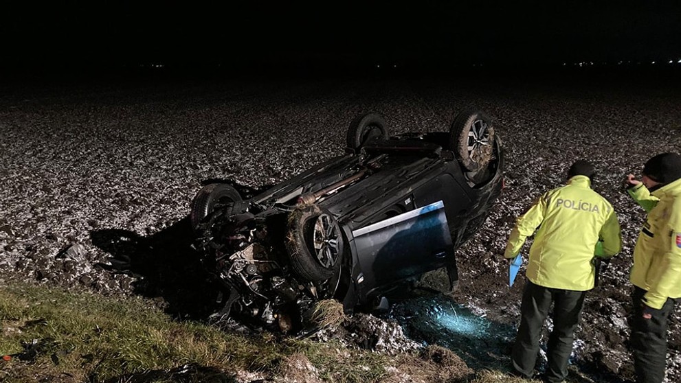 Trojčlennú rodinu previezli so zraneniami do nemocnice