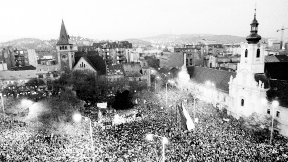 Pohľad na manifestáciu desaťtisícov Bratislavčanov 24. novembra 1989 na námestí SNP.