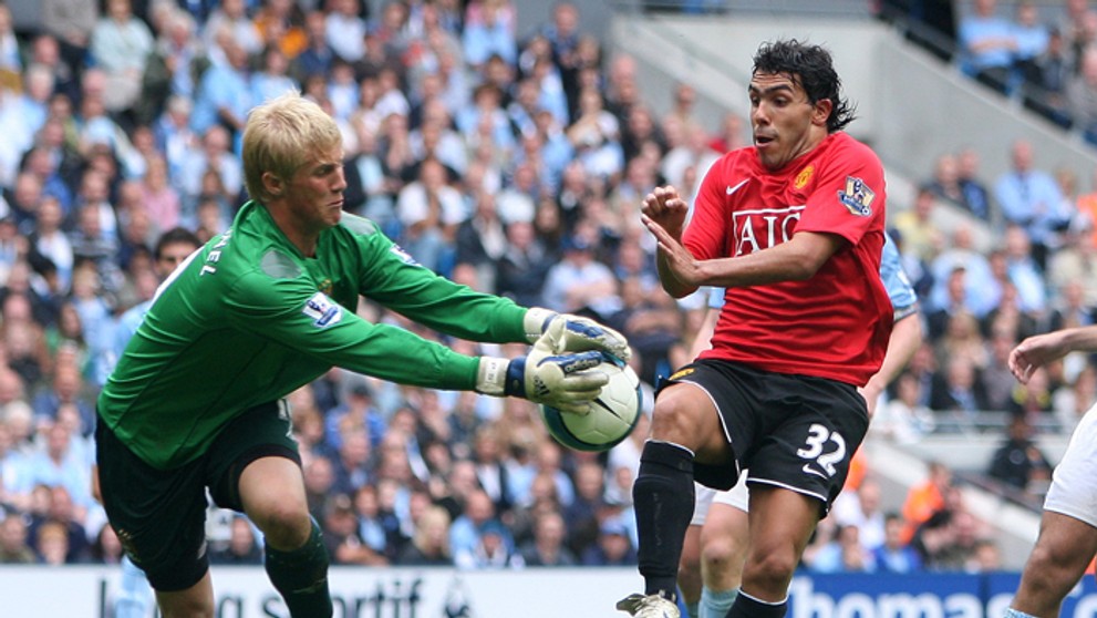 Na archívnej snímke z 19. augusta 2007 chytá Kasper Schmeichel strelu Carlosa Teveza, ktorý vtedy hrával za Manchester United.