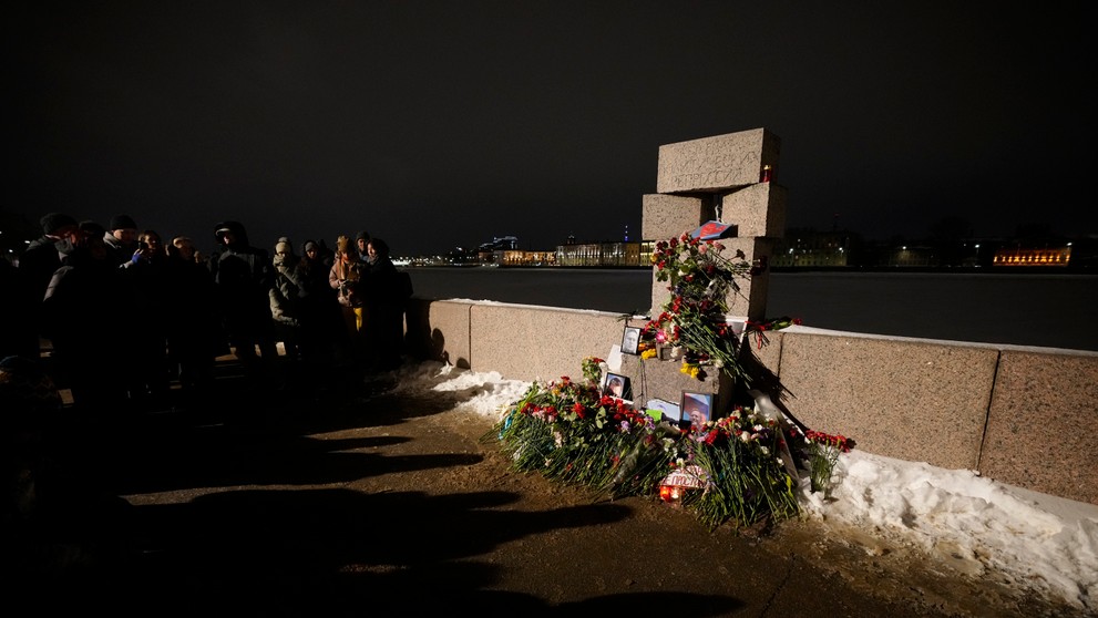 Ľudia kladú kvety k pamätníku obetí politických represií na v Petrohrade.
