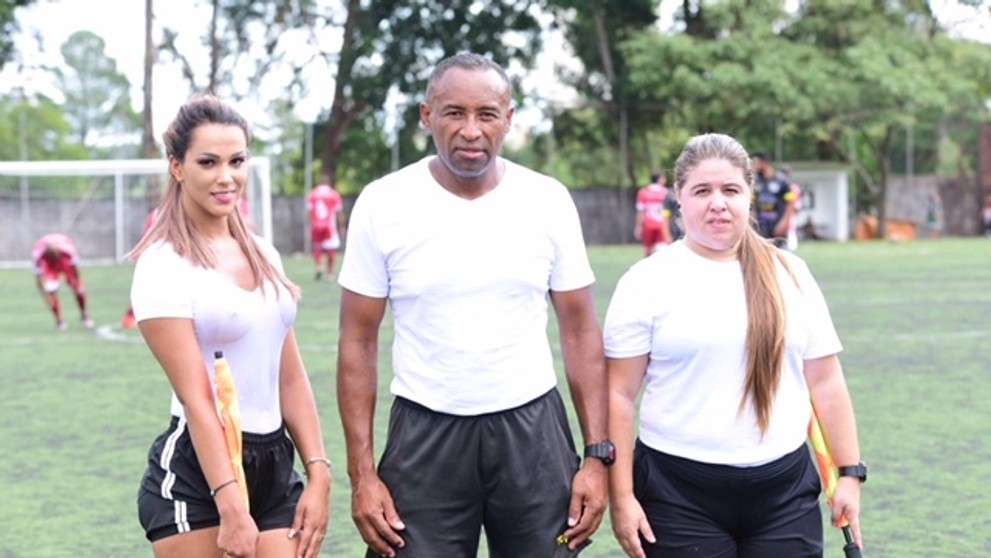 Na snímke vľavo čiarová rozhodkyňa Denise Bueno.