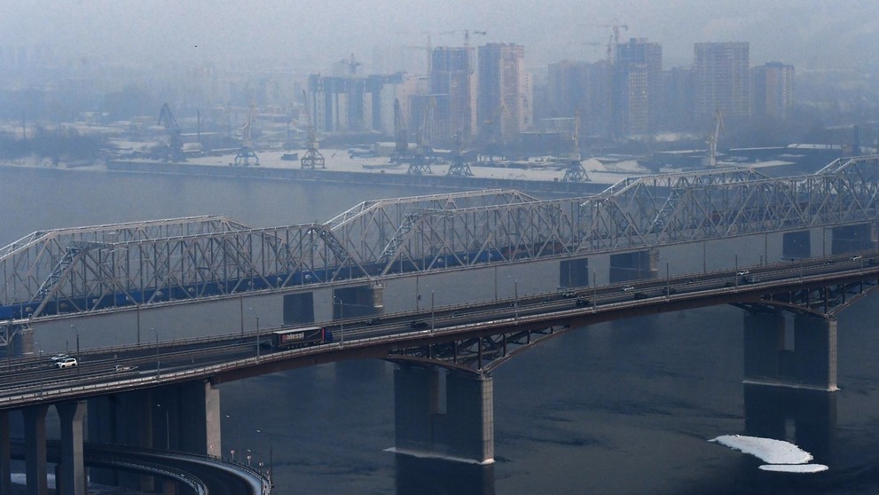 Železničný most a cestný most ponad Jenisej v Krasnojarsku.