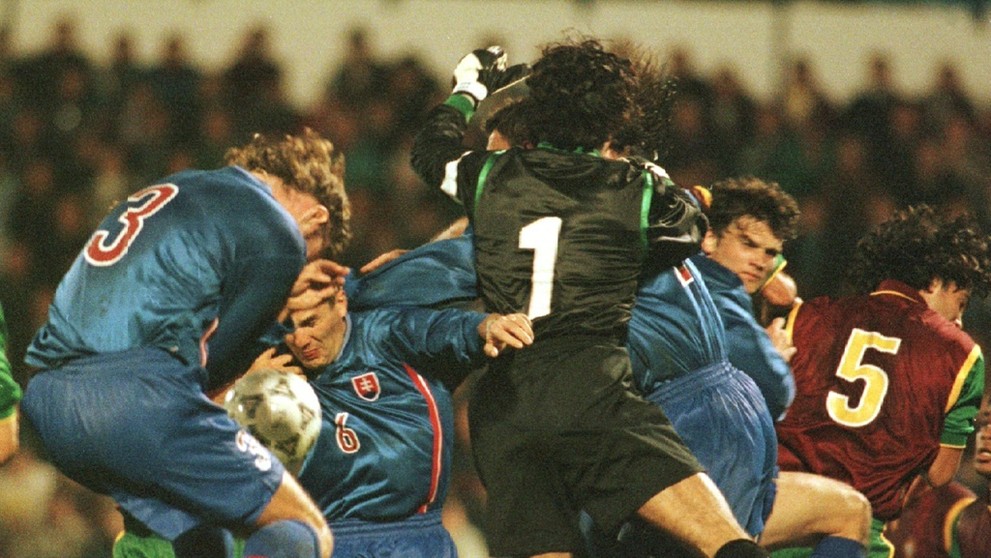 Portugalský bránkár Vítor Baia v súboji so slovenskými futbalistami Stanislavom Vargom (3), Dušanom Tittelom (6), a Portugalcom 