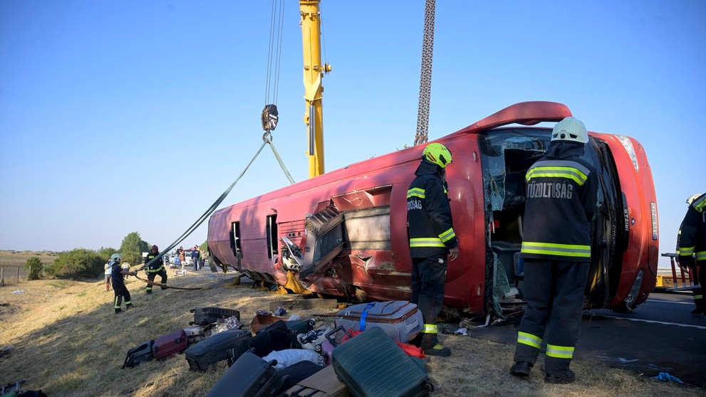 Pri nehode poľského autobusu zahynulo najmenej 12 ľudí.