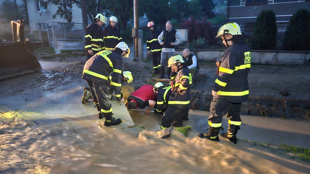 Hasiči zasahujú po bleskovej povodni v Brežanoch.
