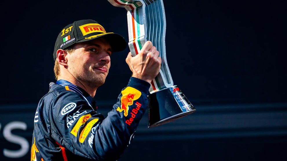 Výhru oslavoval Max Verstappen na Red Bulle.