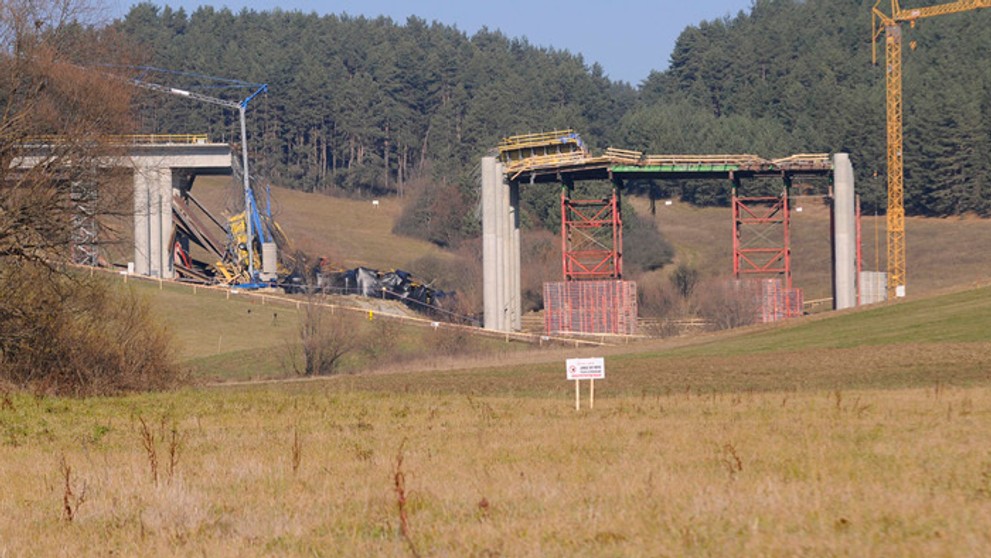 Odpal poškodenej časti mosta v Kurimanoch (15. novembra 2012).