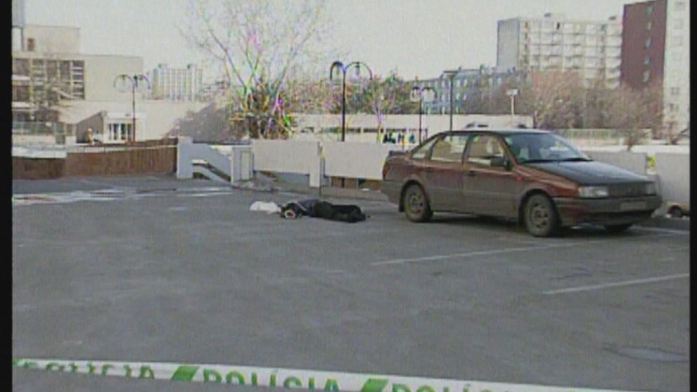 Mŕtvola Miroslava Sýkoru na archívnom zábere pred hotelom Holiday Inn.